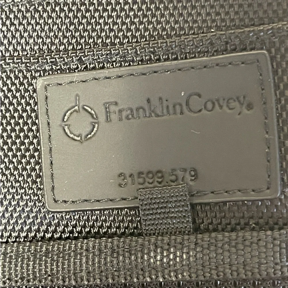 Franklin Covey - Friday Binder - Nylon Zipper with Handles (Classic, Black)